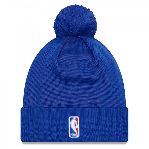 Шапка с помпоном New York Knicks New Era 2023 NBA Draft Cuffed Knit - Blue
