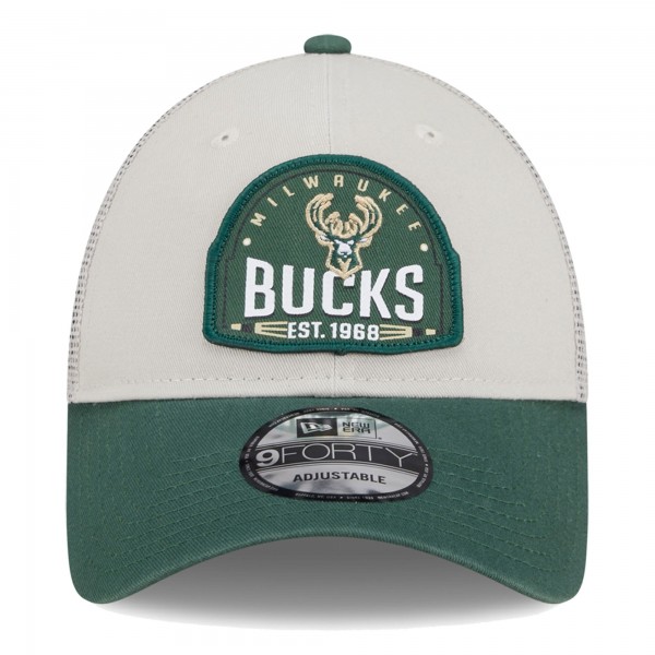 Бейсболка Milwaukee Bucks New Era Khaki/Hunter Green Throwback Patch Trucker 9FORTY