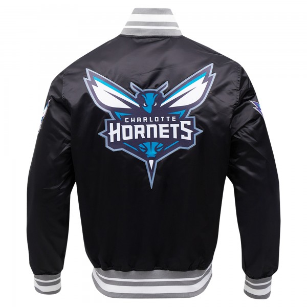 Бомбер Charlotte Hornets Pro Standard Script Tail Full-Snap Satin Varsity - Black
