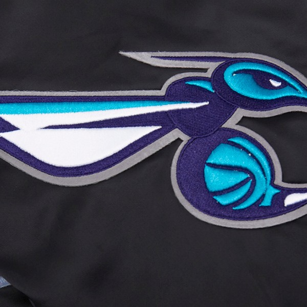 Бомбер Charlotte Hornets Pro Standard Script Tail Full-Snap Satin Varsity - Black