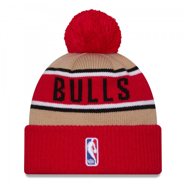 Шапка с помпоном Chicago Bulls New Era 2024 NBA Draft Cuffed Knit - Red/Tan