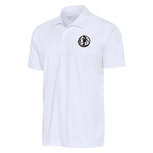 Поло Dallas Mavericks Antigua Metallic Logo Tribute Desert Dry - White
