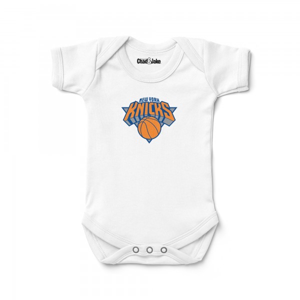 Newborn & Малышам New York Knicks Chad & Jake White Logo Bodysuit