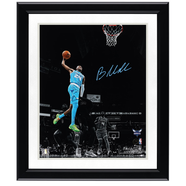 Фото с автографом Brandon Miller Charlotte Hornets Fanatics Authentic 11 x 14 Spotlight Dunk