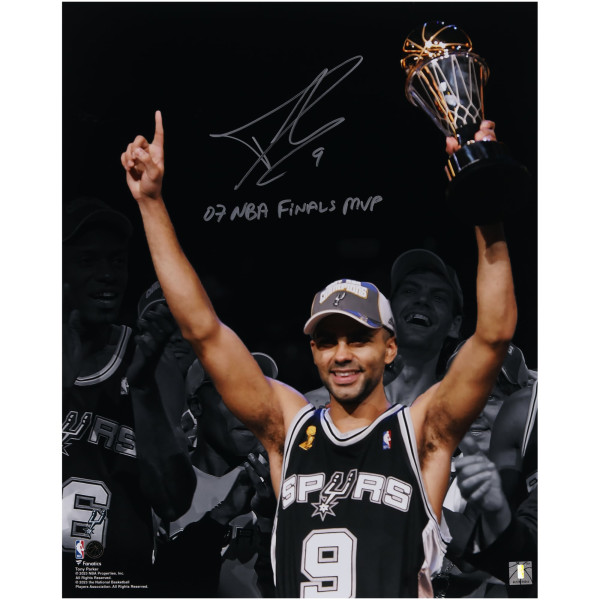 Фото с автографом Tony Parker San Antonio Spurs Fanatics Authentic 16 x 20 Holding 2007 NBA Finals MVP Trophy Spotlight with 07 NBA Finals MVP' Inscription