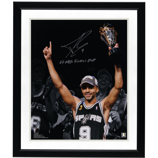 Фото с автографом Tony Parker San Antonio Spurs Fanatics Authentic 16 x 20 Holding 2007 NBA Finals MVP Trophy Spotlight with 07 NBA Finals MVP' Inscription