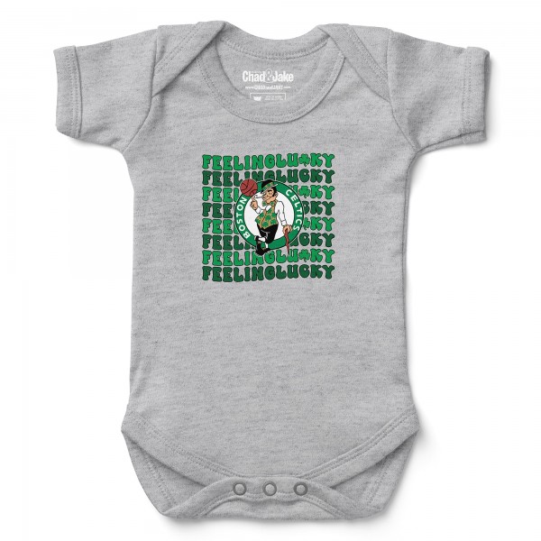 Newborn & Малышам Boston Celtics Chad & Jake Heather Gray St. Patricks Day Feeling Lucky Bodysuit
