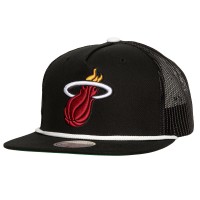 Бейсболка Miami Heat Mitchell & Ness Black Roper Meshback Trucker