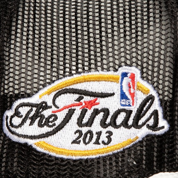Бейсболка Miami Heat Mitchell & Ness Black Roper Meshback Trucker