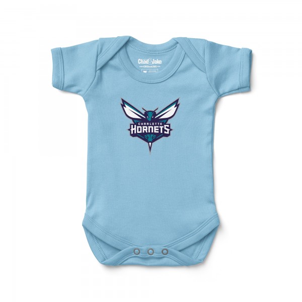 Newborn & Малышам Charlotte Hornets Chad & Jake Light Blue Primary Logo Bodysuit