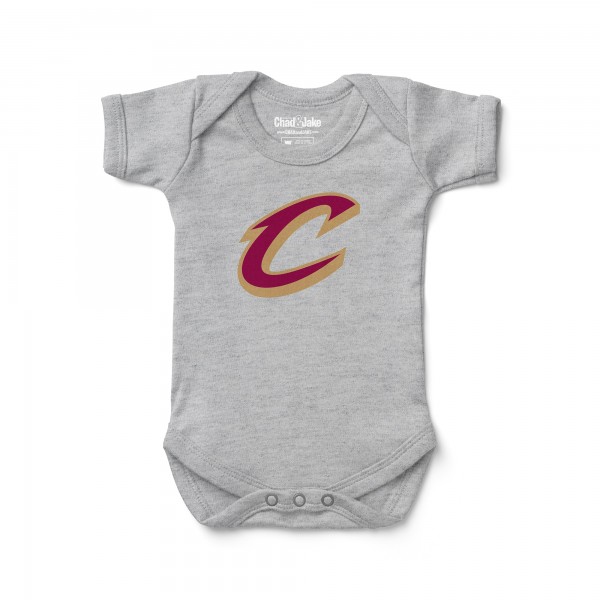 Newborn & Малышам Cleveland Cavaliers Chad & Jake Heather Gray Primary Logo Bodysuit