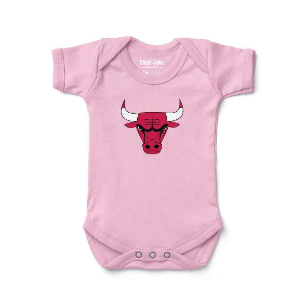 Newborn & Малышам Chicago Bulls Chad & Jake Pink Primary Logo Bodysuit