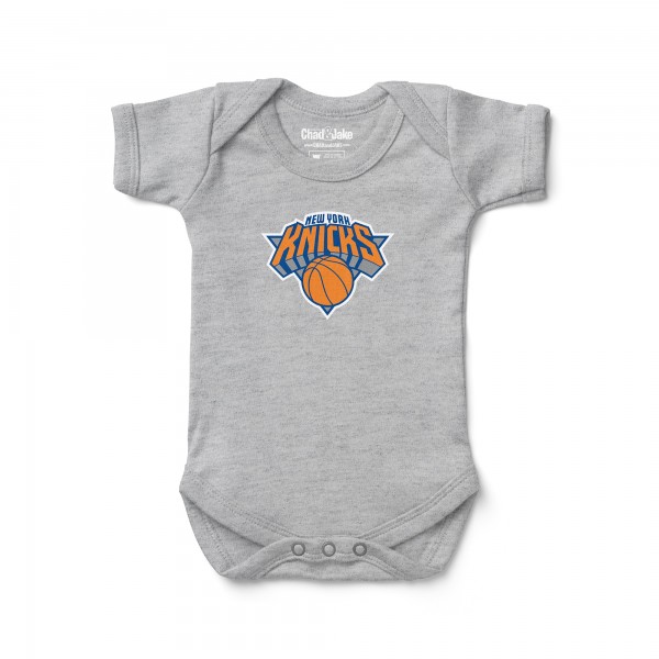 Newborn & Малышам New York Knicks Chad & Jake Heather Gray Primary Logo Bodysuit