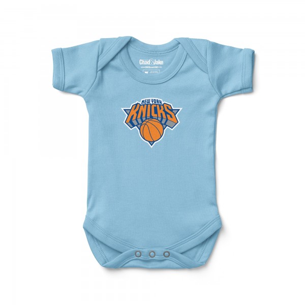 Newborn & Малышам New York Knicks Chad & Jake Light Blue Primary Logo Bodysuit