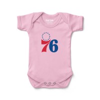 Newborn & Малышам Philadelphia 76ers Chad & Jake Pink Primary Logo Bodysuit