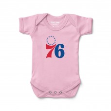 Newborn & Малышам Philadelphia 76ers Chad & Jake Pink Primary Logo Bodysuit