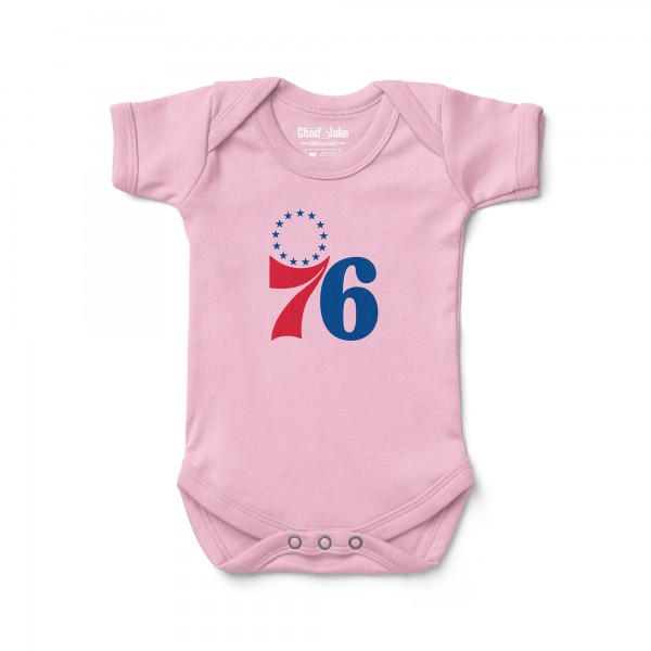 Newborn & Малышам Philadelphia 76ers Chad & Jake Pink Primary Logo Bodysuit