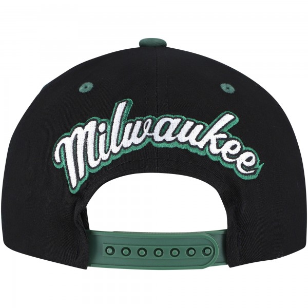 Бейсболка Milwaukee Bucks Mitchell & Ness Black/Hunter Green Backside Script Two-Tone Pro Crown