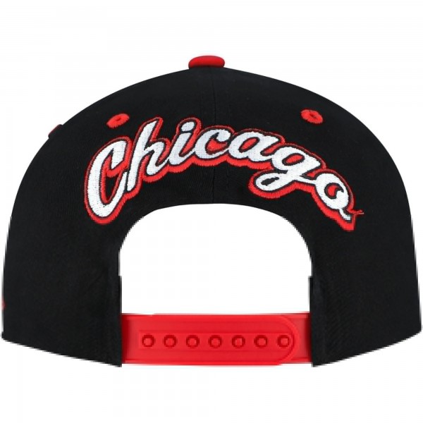 Бейсболка Chicago Bulls Mitchell & Ness Black/Red Backside Script 2-Tone Pro Crown