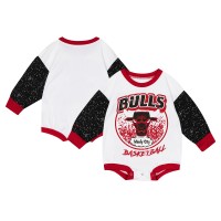 Малышам Chicago Bulls Mitchell & Ness White Hardwood Classics Posterboard Oversize Long Sleeve Bodysuit