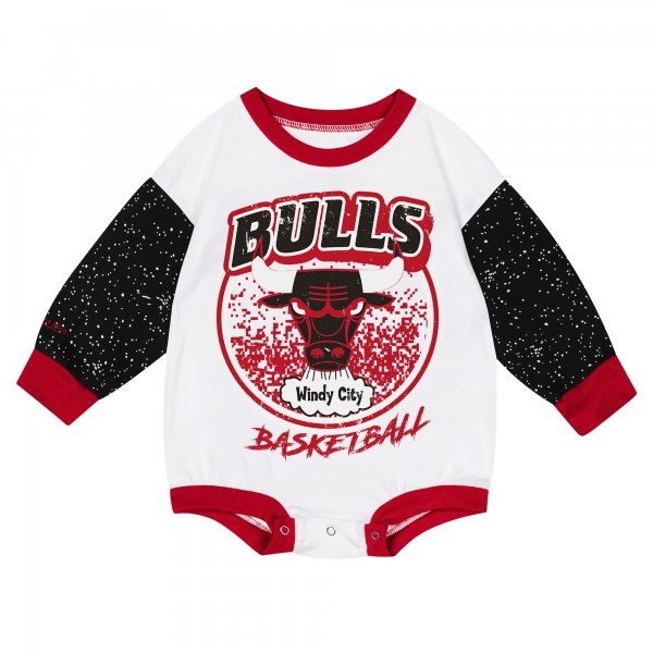 Малышам Chicago Bulls Mitchell & Ness White Hardwood Classics Posterboard Oversize Long Sleeve Bodysuit