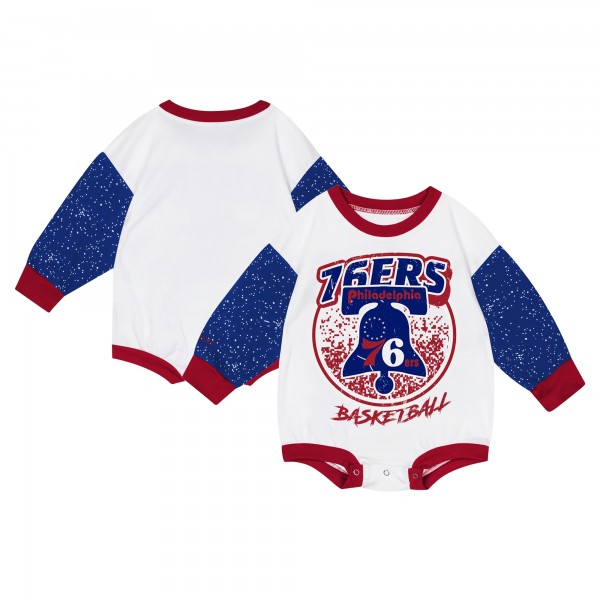 Малышам Philadelphia 76ers Mitchell & Ness White Hardwood Classics Posterboard Oversize Long Sleeve Bodysuit