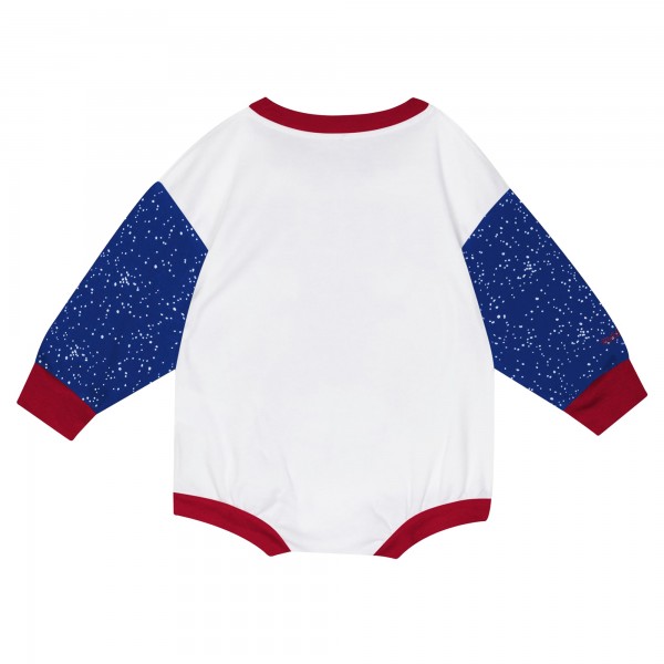 Малышам Philadelphia 76ers Mitchell & Ness White Hardwood Classics Posterboard Oversize Long Sleeve Bodysuit