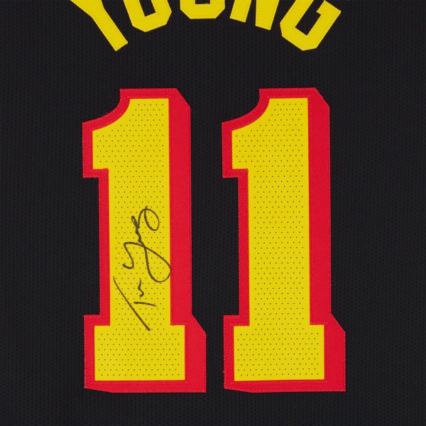 Игровая джерси Trae Young Atlanta Hawks Autographed Fanatics Authentic Black Jordan Brand Statement Edition Authentic