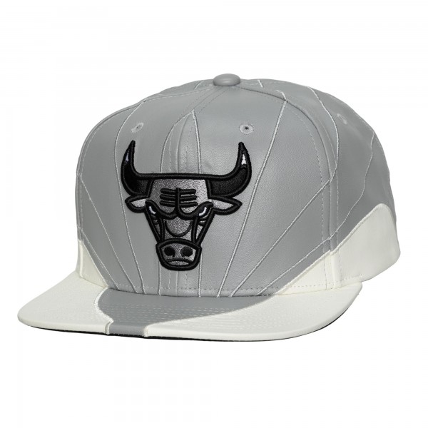Бейсболка Chicago Bulls Mitchell & Ness Gray/White Day 12 Two-Tone Faux Leather