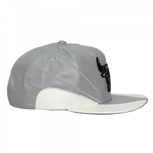 Бейсболка Chicago Bulls Mitchell & Ness Gray/White Day 12 Two-Tone Faux Leather