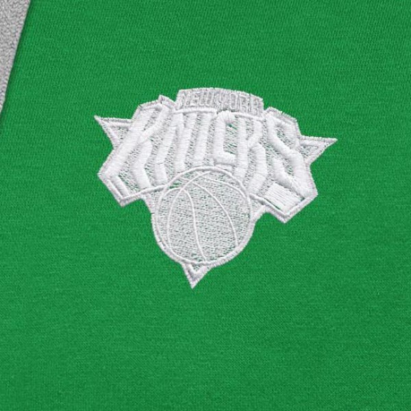 New York Knicks Antigua Kelly Green St. Patricks Day Victory Raglan Pullover Hoodie