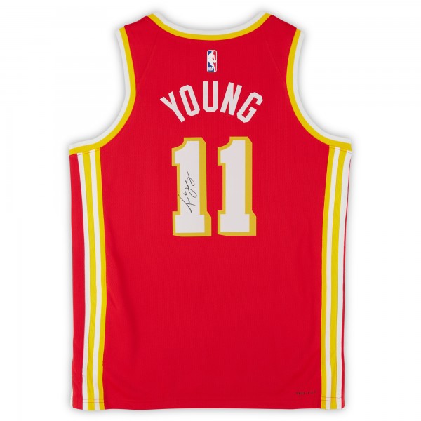 Игровая джерси Trae Young Atlanta Hawks Autographed Fanatics Authentic Red Nike Icon Edition Swingman