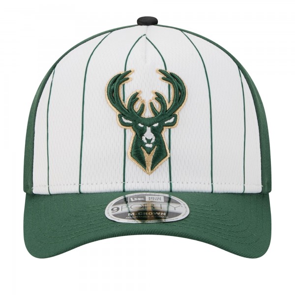 Бейсболка Milwaukee Bucks New Era White/Hunter Green 2025 NBA Tip Off M-Crown A-Frame 9FORTY