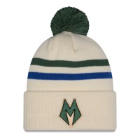 Шапка с помпоном Milwaukee Bucks New Era 2025/26 City Edition - Tan/Hunter Green