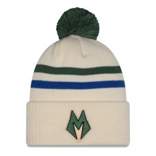 Шапка с помпоном Milwaukee Bucks New Era 2025/26 City Edition - Tan/Hunter Green