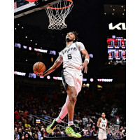Фото Stephon Castle San Antonio Spurs Unsigned Fanatics Authentic Windmill Dunk