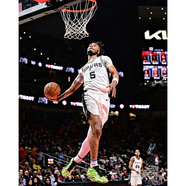 Фото Stephon Castle San Antonio Spurs Unsigned Fanatics Authentic Windmill Dunk