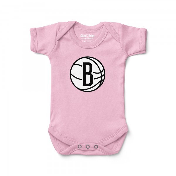 Малышам Brooklyn Nets Chad & Jake Pink Logo Bodysuit