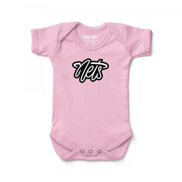 Малышам Brooklyn Nets Chad & Jake Pink Secondary Graphic Bodysuit