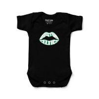 Малышам Boston Celtics Chad & Jake Black Lips Graphic Bodysuit