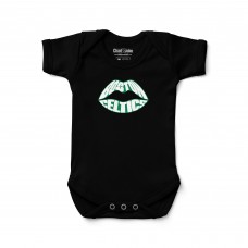 Малышам Boston Celtics Chad & Jake Black Lips Graphic Bodysuit