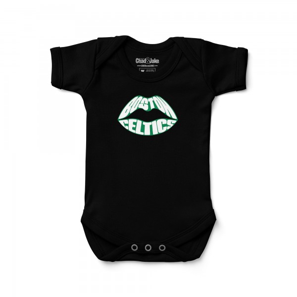 Малышам Boston Celtics Chad & Jake Black Lips Graphic Bodysuit