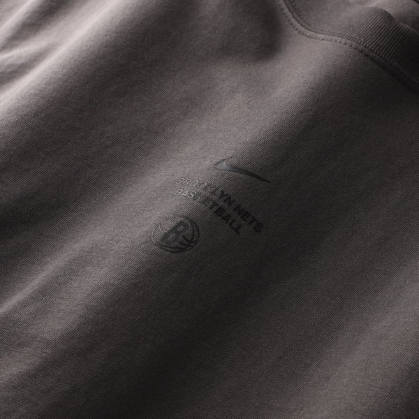 Футболка Brooklyn Nets Nike Charcoal 2026 Standard Issue Pre-Game Max 90