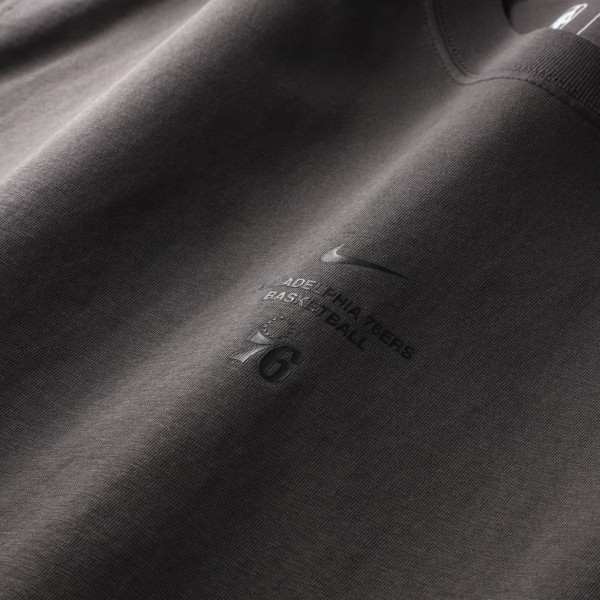 Футболка Philadelphia 76ers Nike Charcoal 2026/27 Standard Issue Pre-Game Max 90