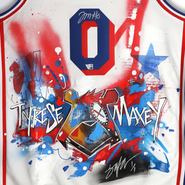 Джерси с автографом Tyrese Maxey Philadelphia 76ers Fanatics Authentic White Nike 2020-21 Association Edition Swingman - Art by King Saladeen - Limited Edition #1/1 - NF70444470
