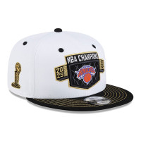 Подростковая New York Knicks New Era White/Black 2026 NBA Finals Champions Locker Room 9FIFTY Snapback Hat