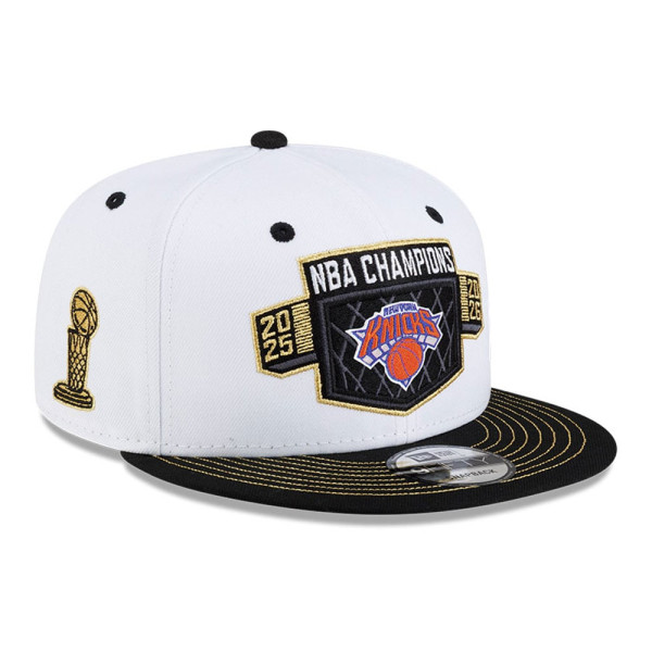 Подростковая New York Knicks New Era White/Black 2026 NBA Finals Champions Locker Room 9FIFTY Snapback Hat