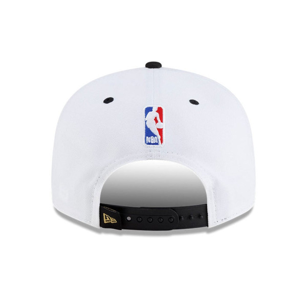 Подростковая New York Knicks New Era White/Black 2026 NBA Finals Champions Locker Room 9FIFTY Snapback Hat