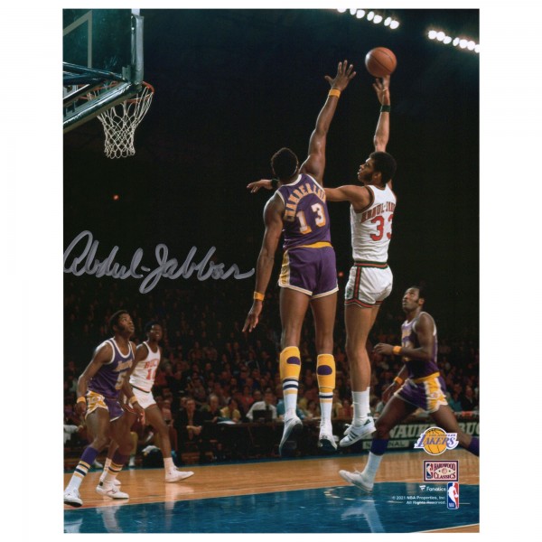 Milwaukee Bucks Kareem Abdul-Jabbar Fanatics Authentic Autographed 8 x 10 Sky Hook Photograph