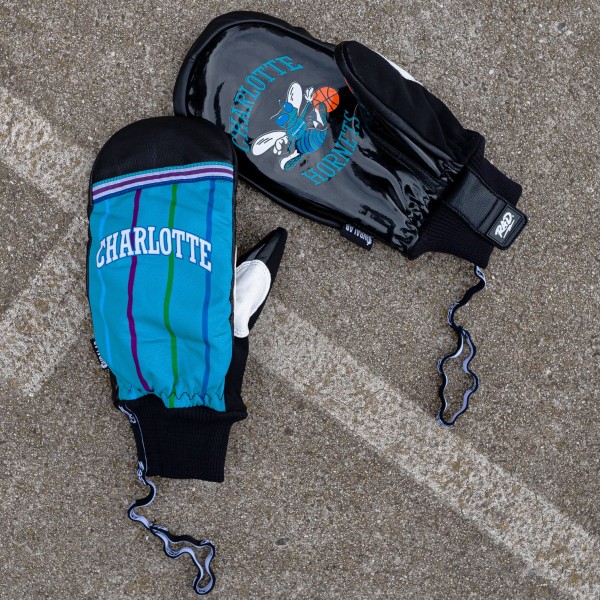 Варежки Charlotte Hornets Classic Snow